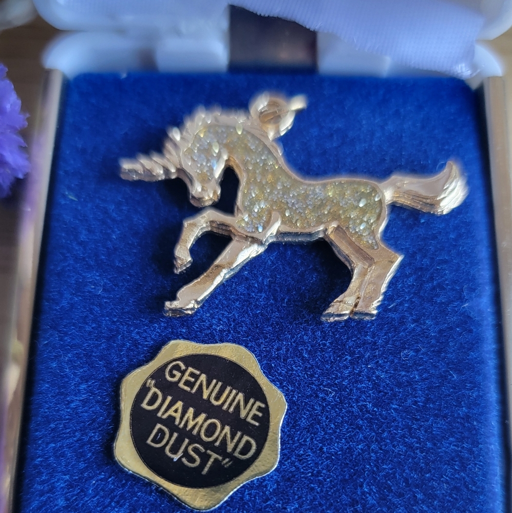 The Marquis Collection genuine gold dust Unicorn pendant. Vintage. NIB* - Picture 2 of 5